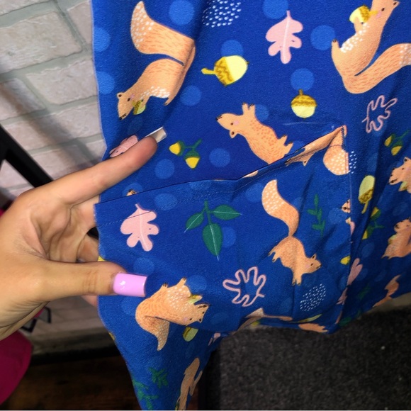 Tasha + Me Blue Squirrel Pattern Printed 2 pocket V-neck scrub top - Picture 3 of 14